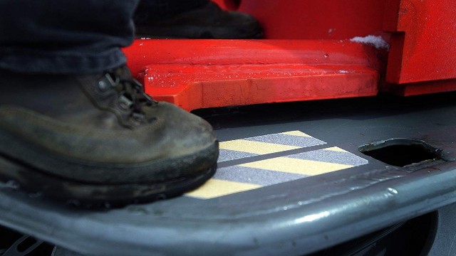 樓梯防滑條選哪種材質(zhì)比較好？廠家材質(zhì)推薦【昆山玉寰】