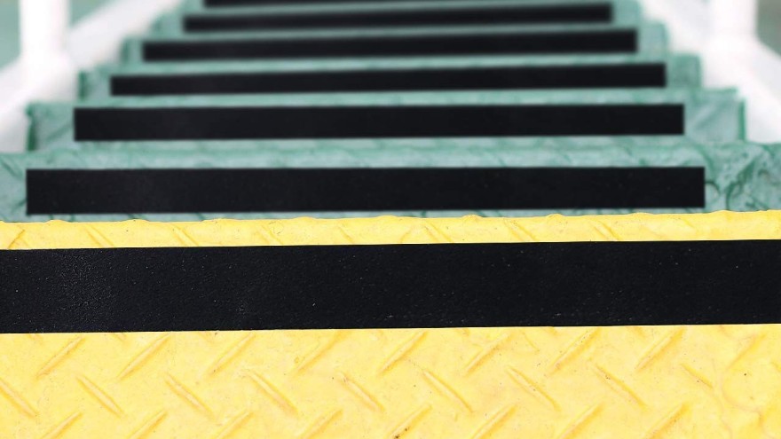 地面太油太滑怎么辦？防滑膠帶輕松來解決【昆山玉寰】