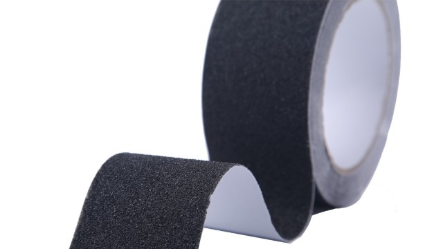 防護服鞋底太滑，防滑膠帶來解決