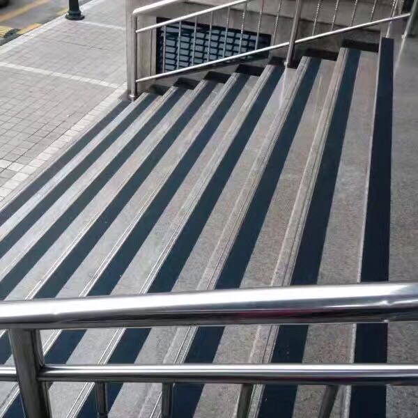 粘貼防滑膠帶：遠(yuǎn)離滑倒風(fēng)險，提升居家安全守護(hù)