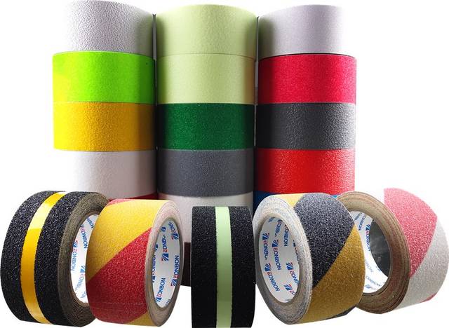 粘貼防滑膠帶：遠(yuǎn)離滑倒風(fēng)險，提升居家安全守護(hù)