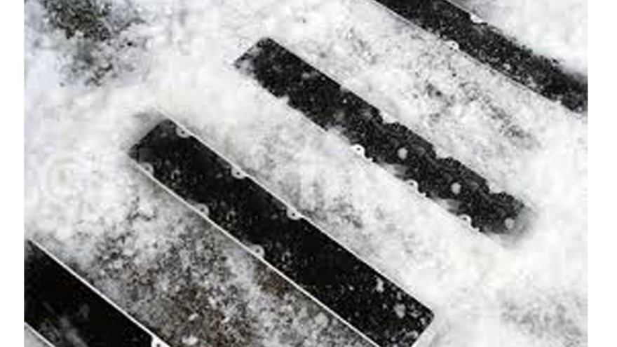 公交車車廂貼防滑膠帶，方便乘客雪天安全上下車