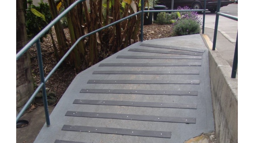 人行斜道防滑條，安全行走每一步的保障！